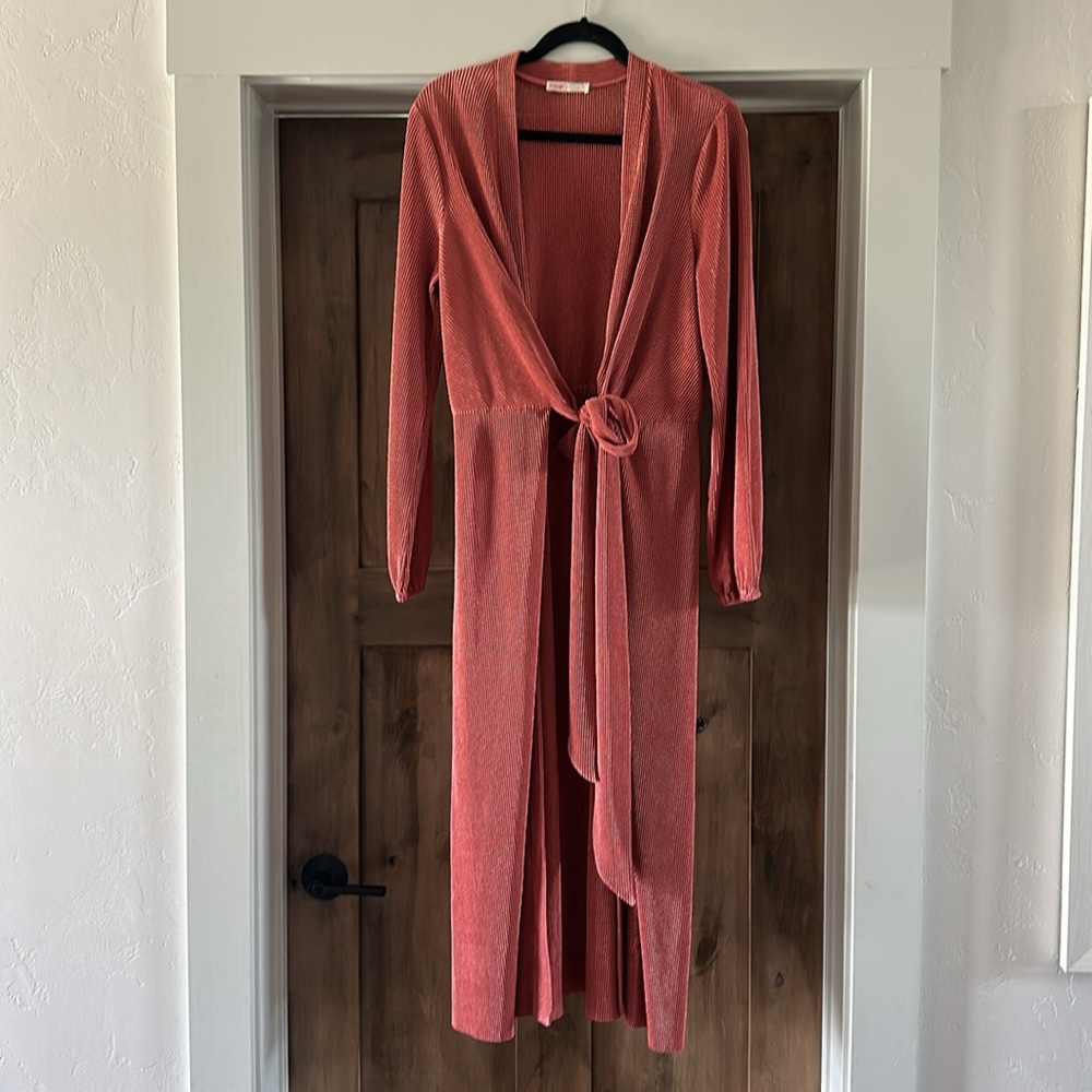 Intempo Kimono Duster in Salmon Color in accordian texture - Picture 10 of 15
